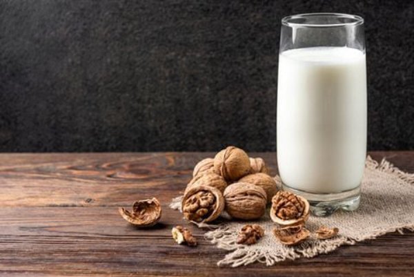 Sữa óc chó giúp kiểm soát cân nặng không?